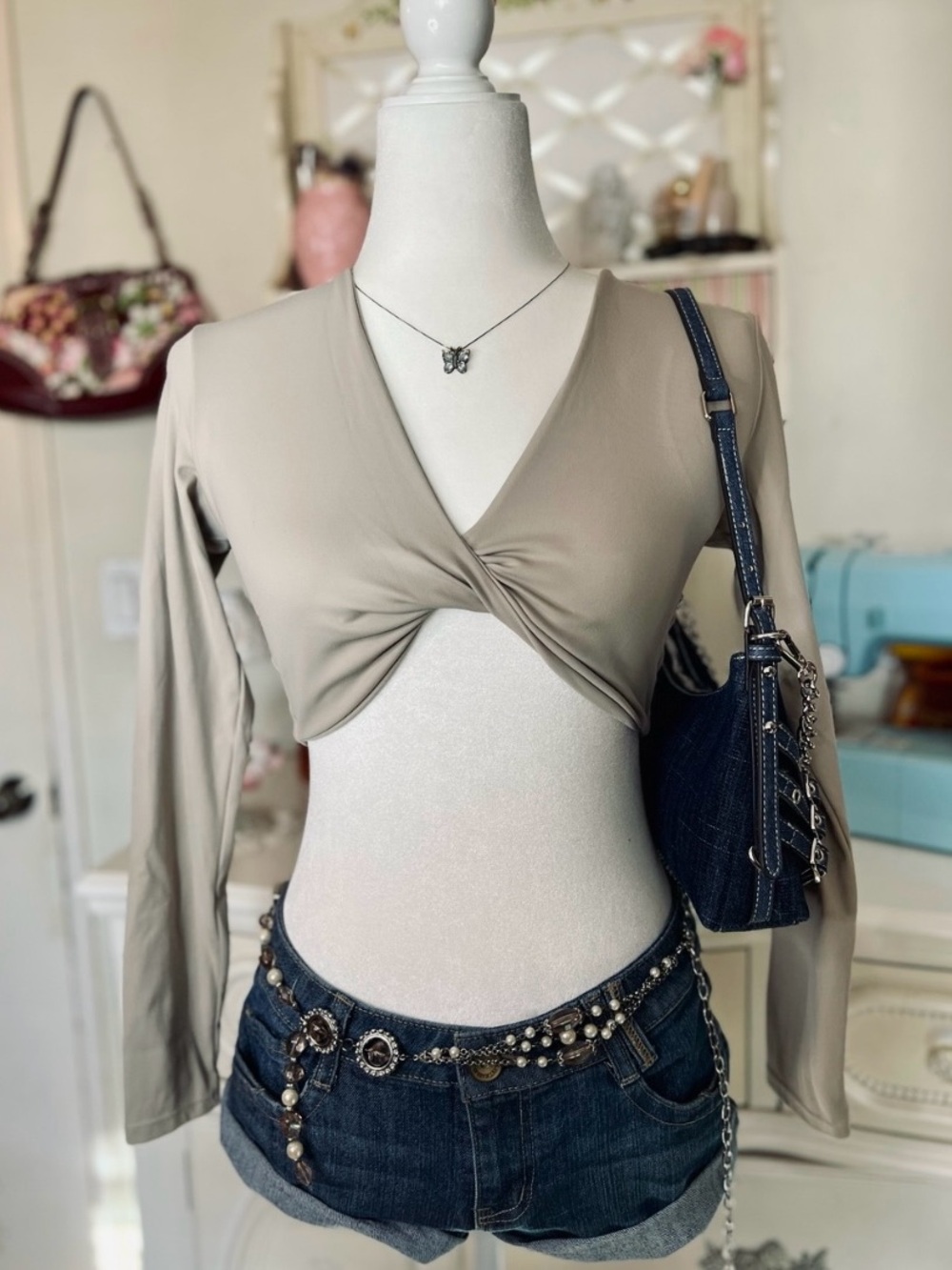 Women's Taupe Twist-Front Long Sleeve Crop Top